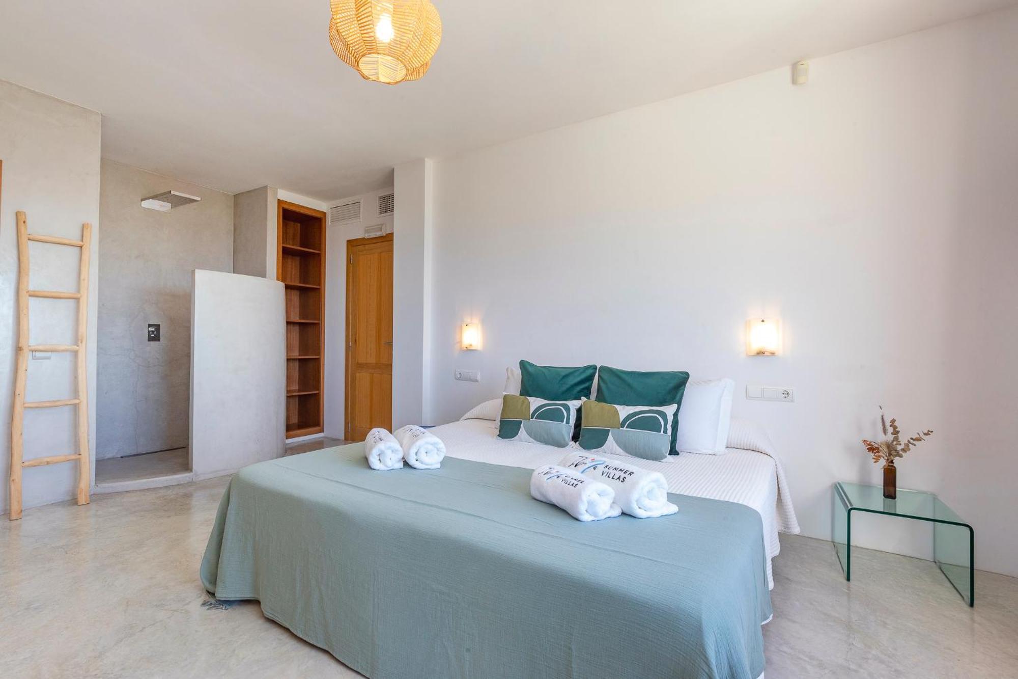 Pousada In Cala Salada Sleeps 14 San Antonio (Ibiza)