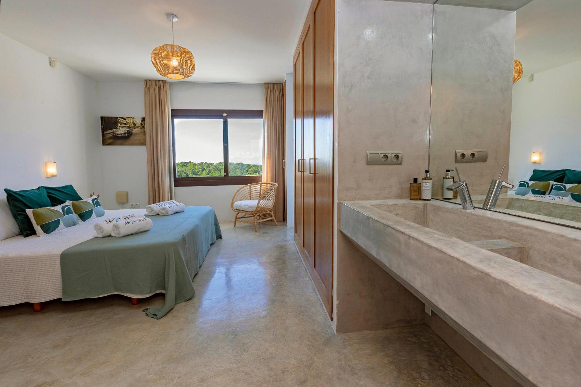 Pousada In Cala Salada Sleeps 14