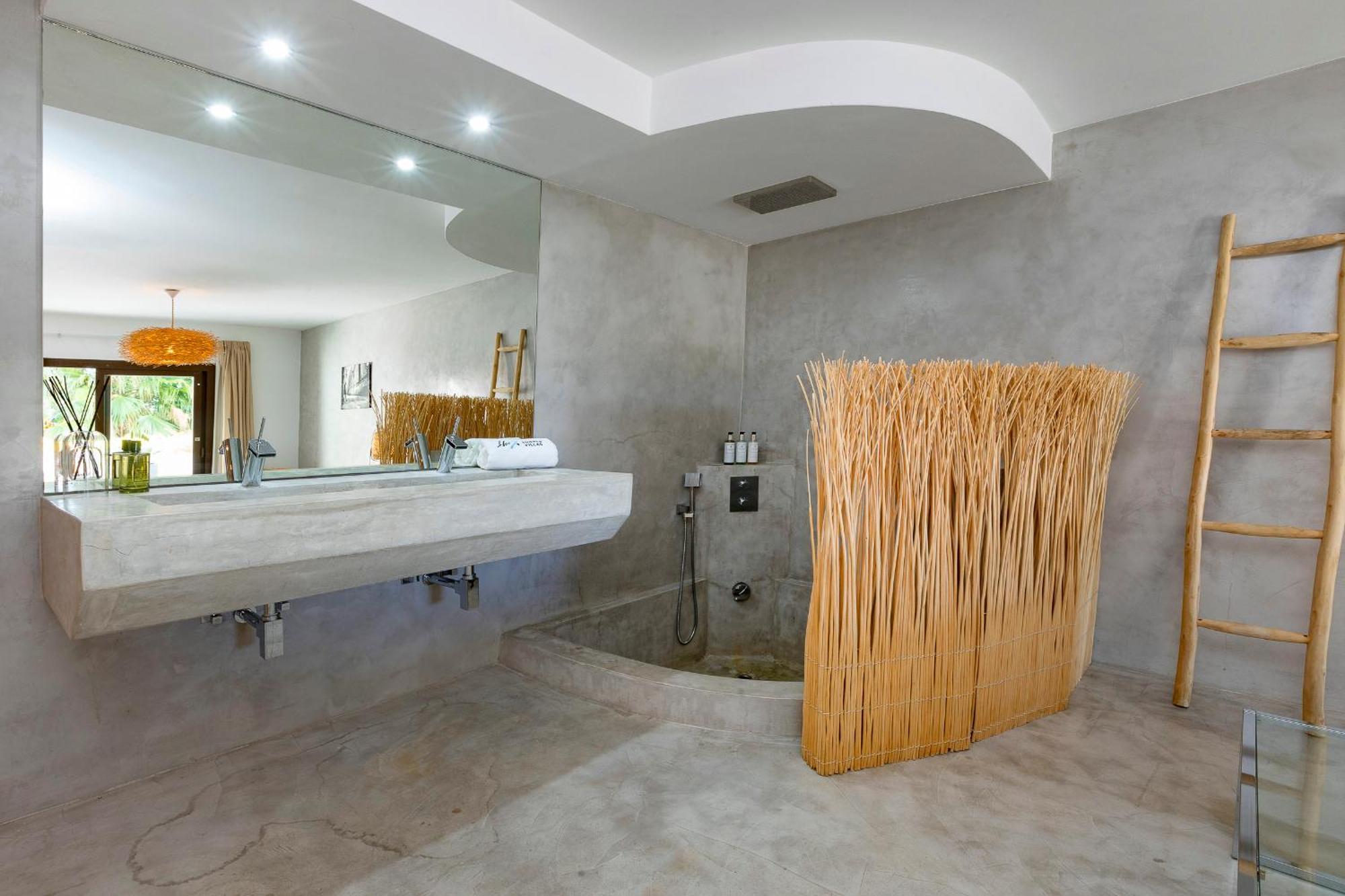 In Cala Salada Sleeps 14 San Antonio (Ibiza)