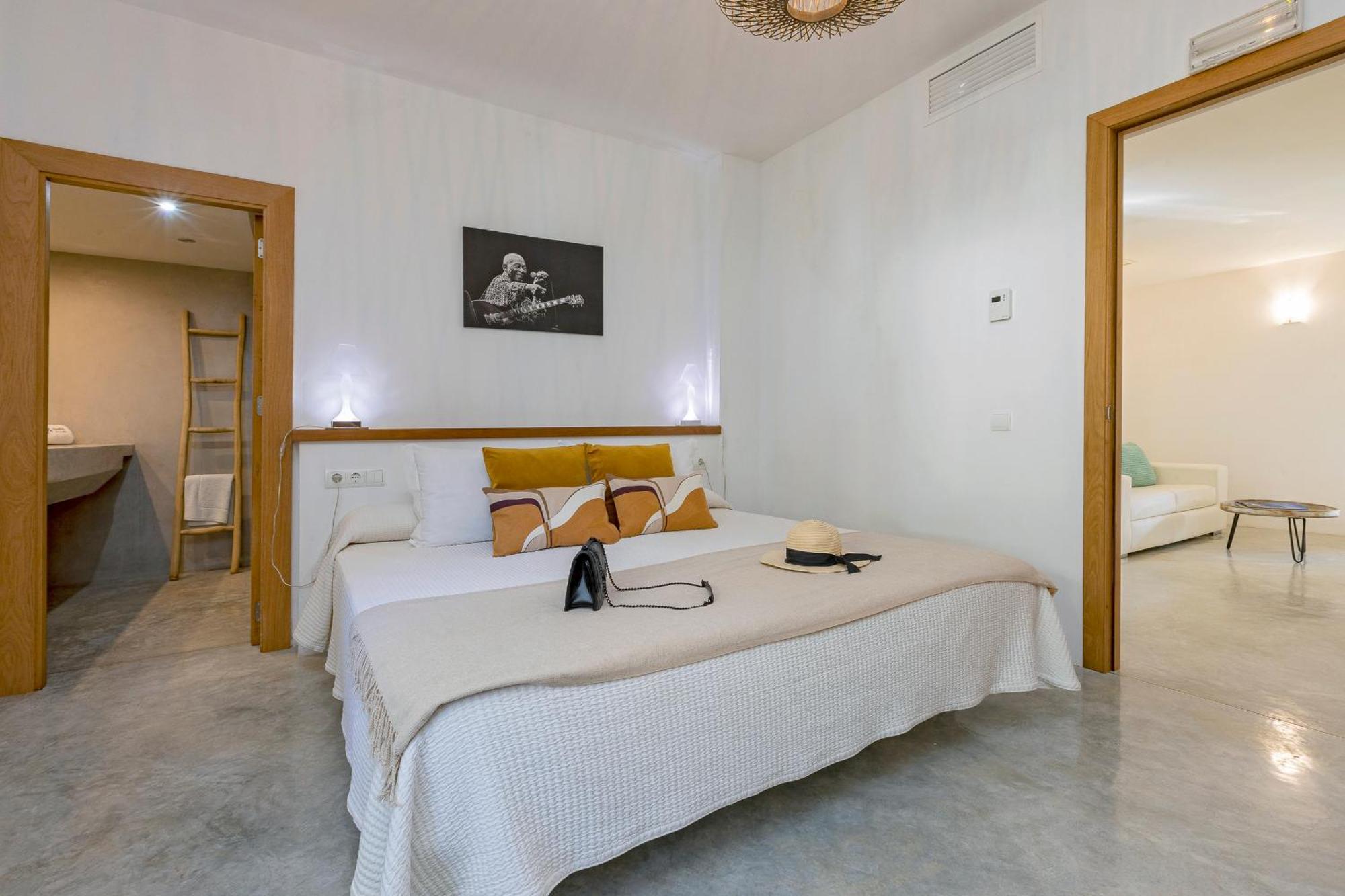 In Cala Salada Sleeps 14 San Antonio (Ibiza)