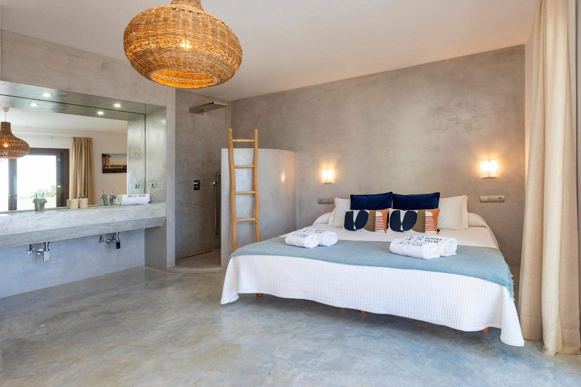 In Cala Salada Sleeps 14 * San Antonio (Ibiza)