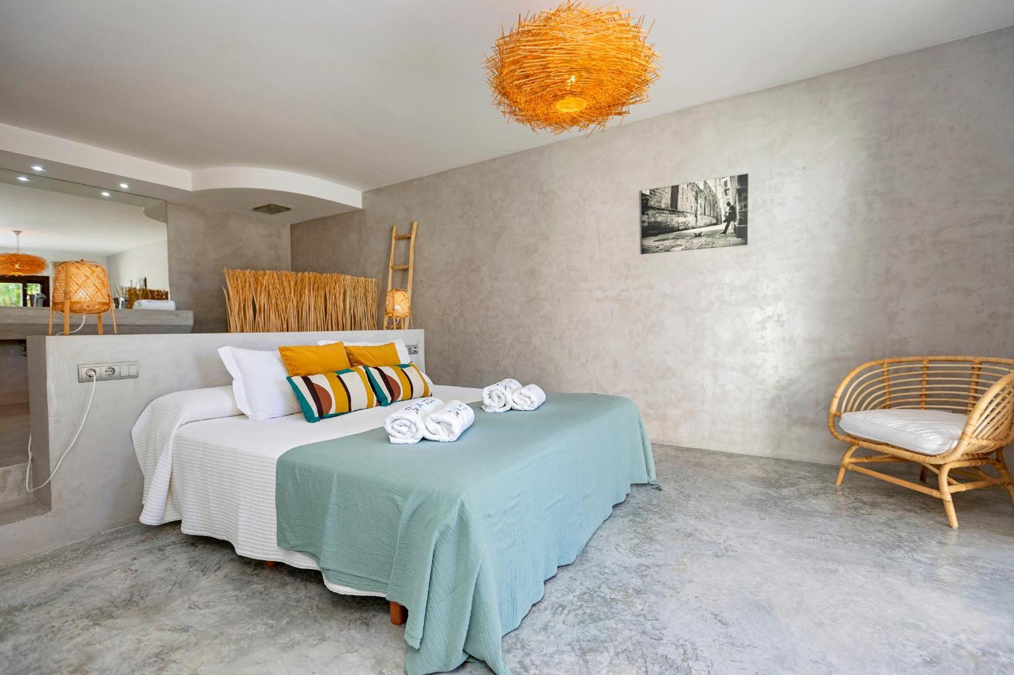In Cala Salada Sleeps 14 San Antonio (Ibiza)